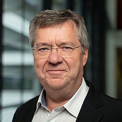 Herr Univ.-Prof. Dr.-Ing. habil. Eberhard Schmidt